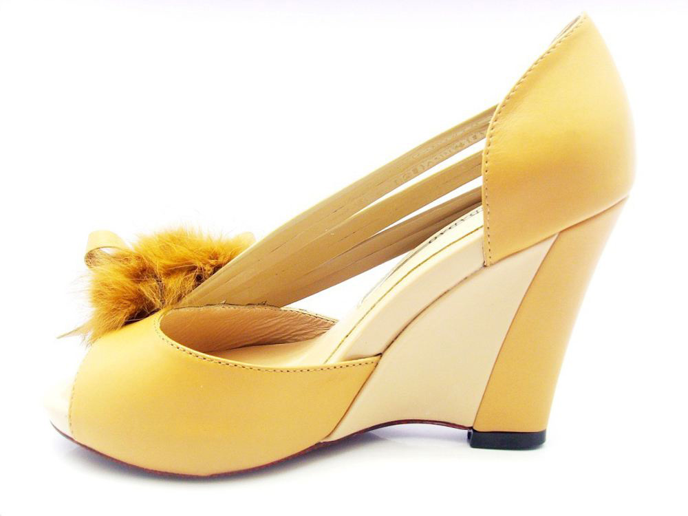 Water-based polyurethane resin for shoe paint